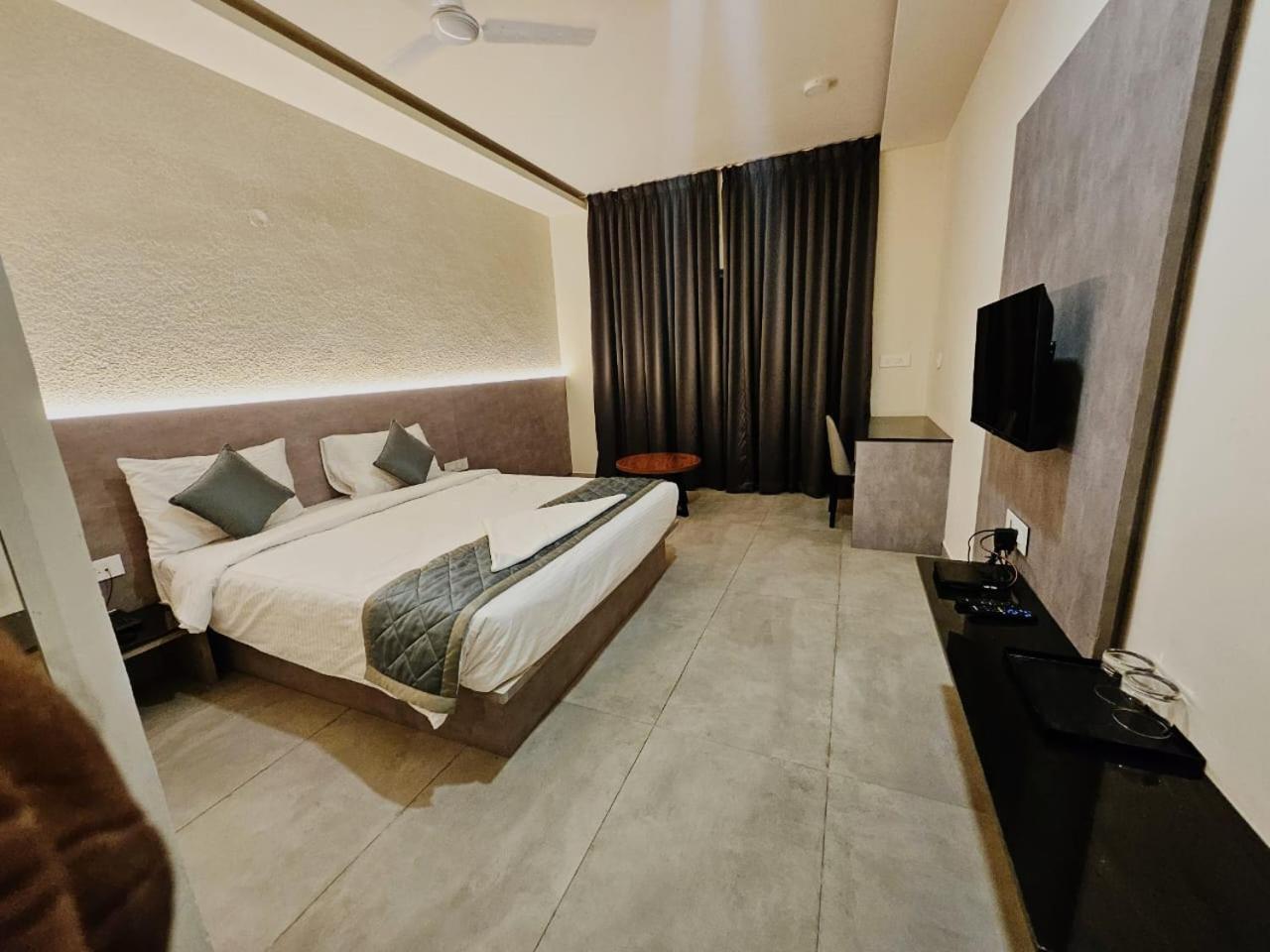 Отель Sns Regency Tiptur Экстерьер фото